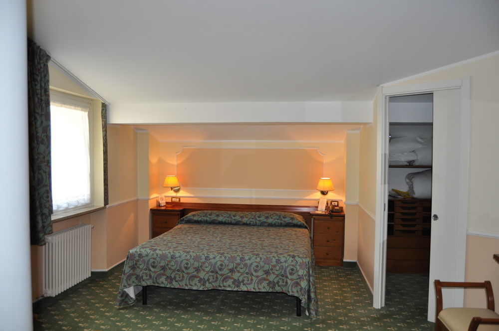 Hotel Elena Saint-Vincent Kültér fotó